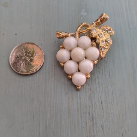 Vintage broche grapes metallic gold tone and pearl tone - Picture 16 of 16